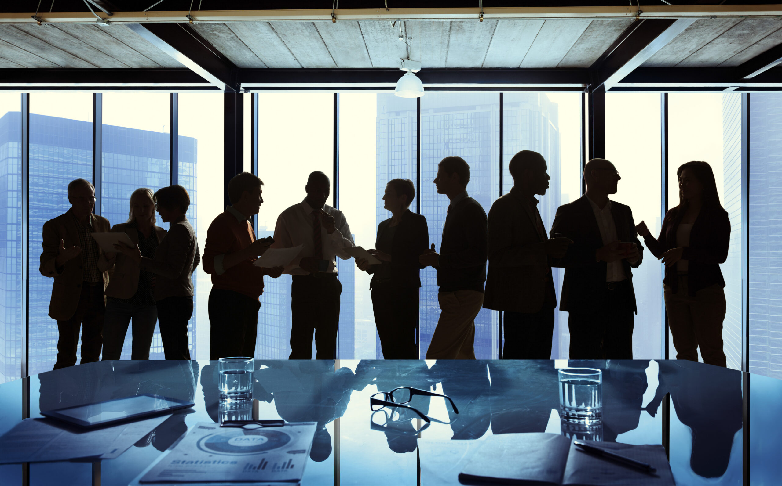 Mandos medios de una empresa familiar ecuatoriana en reunión de planificación de sucesión