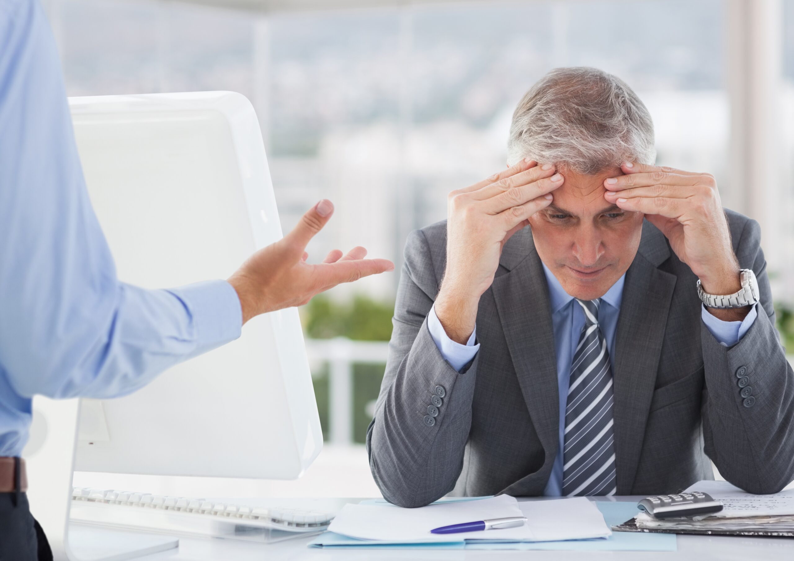 Gerente de mando medio frustrado por la falta de autonomía en una empresa familiar